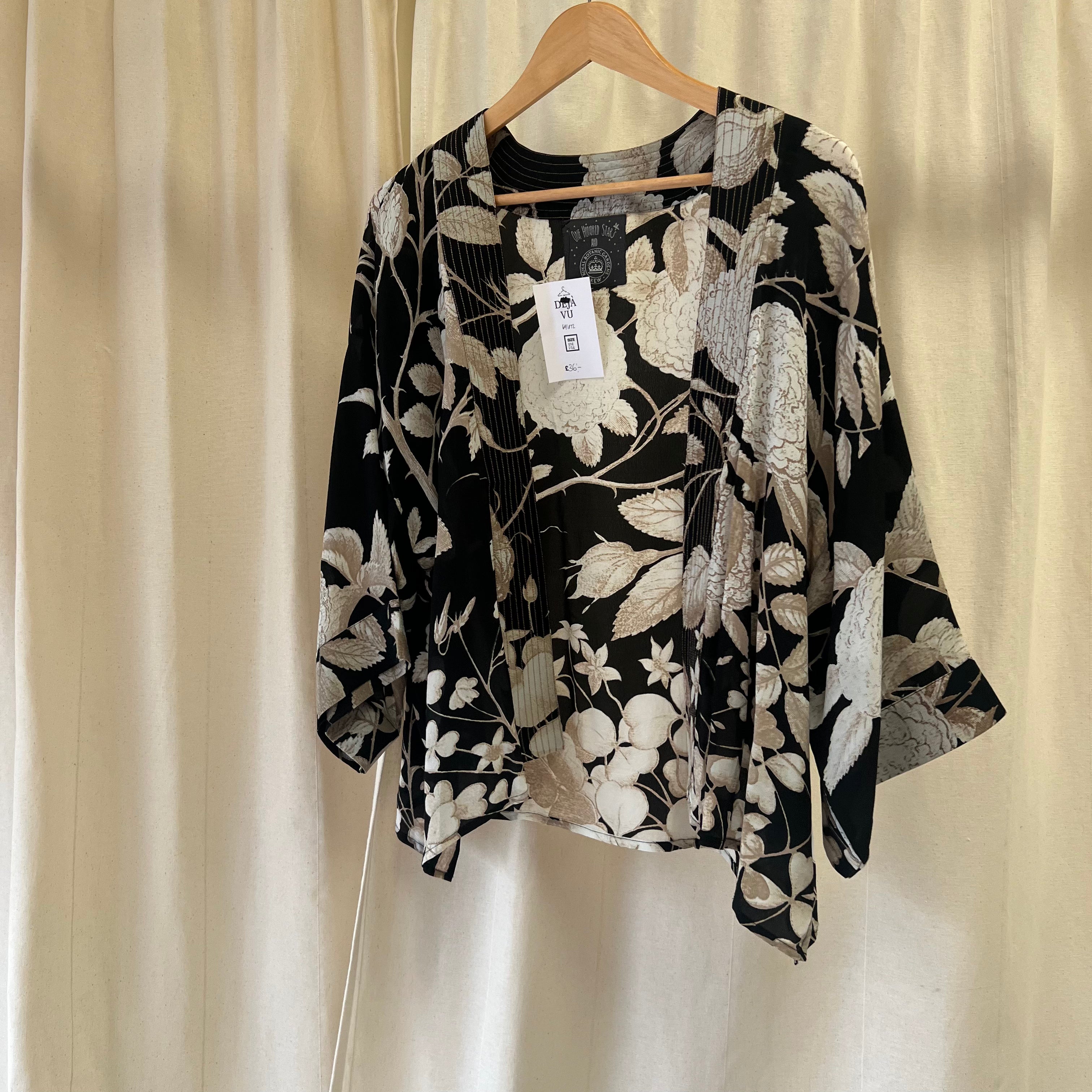 One Hundred Stars black short sleeve short kimono