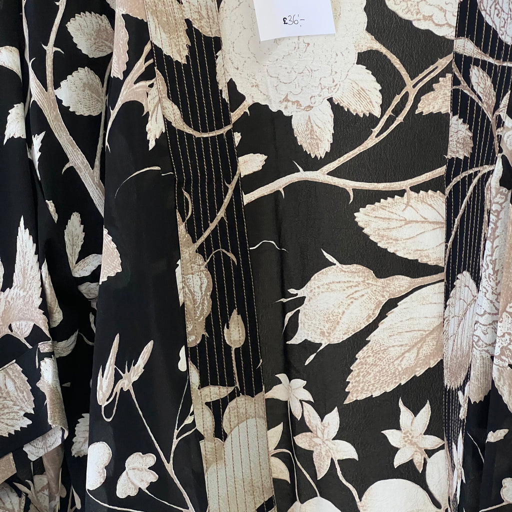 One Hundred Stars black short sleeve short kimono