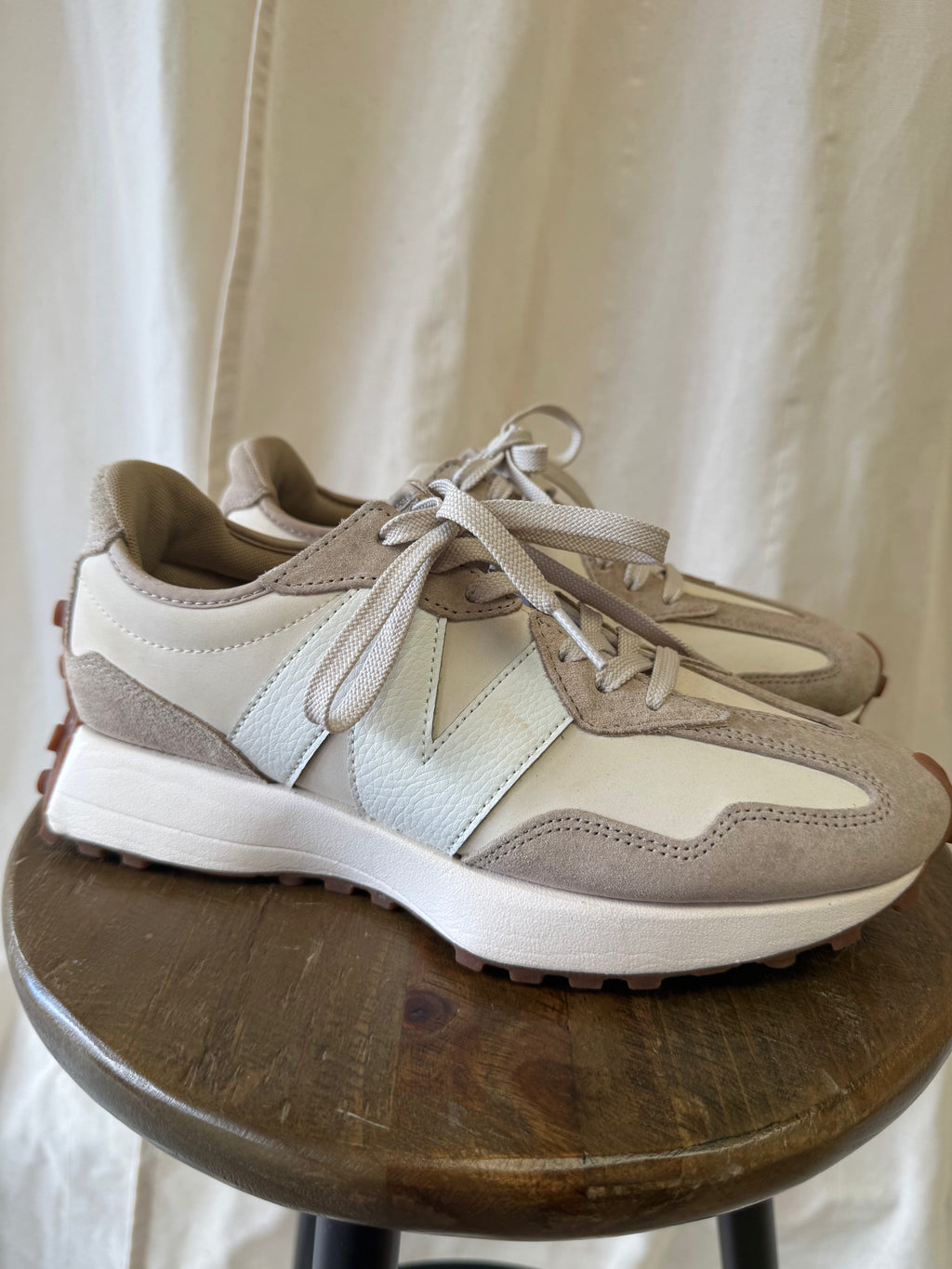 New Balance 327 Trainers