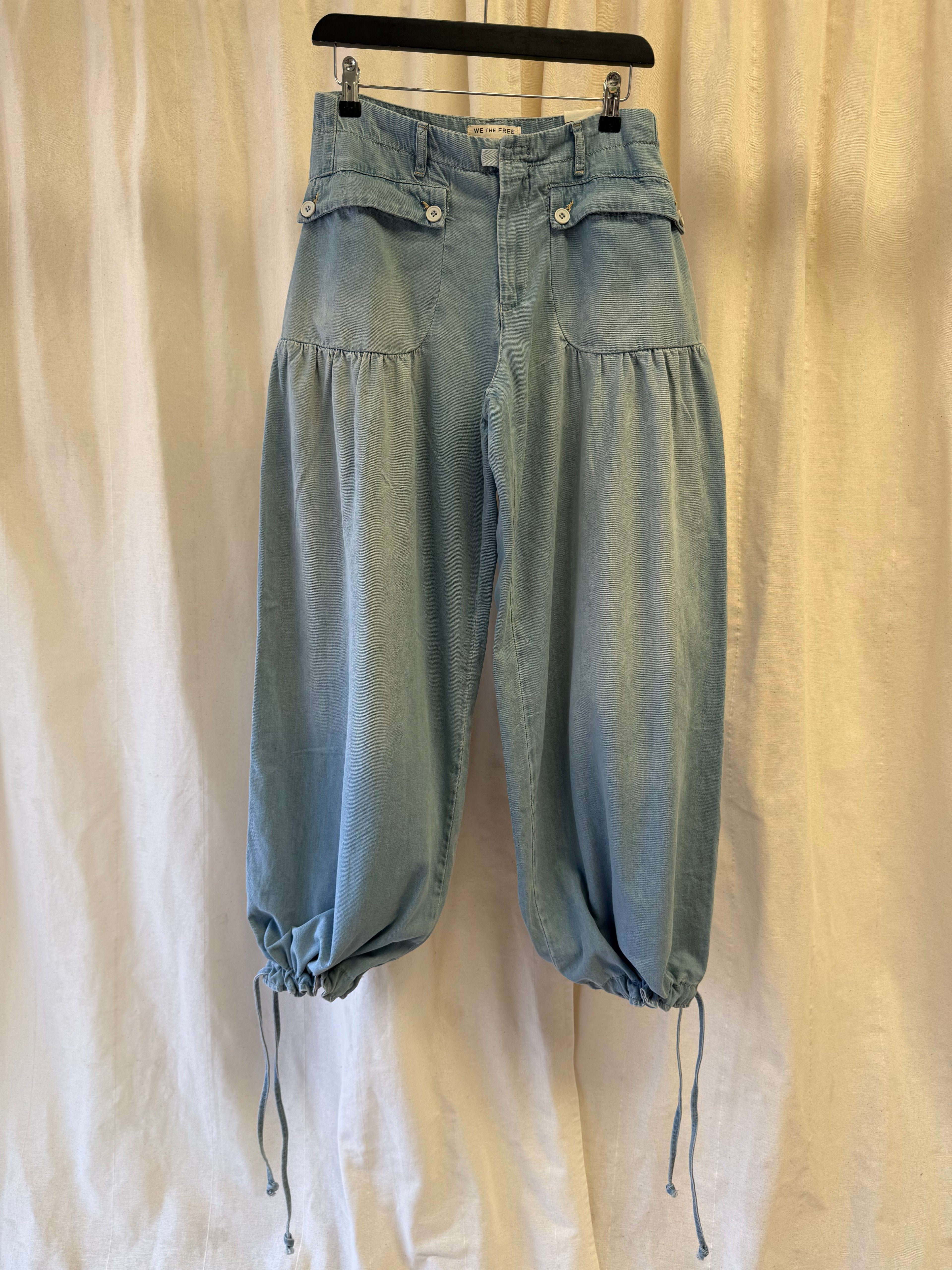 Free People We The Free Lotus Balloon Jeans in Light Blue Wash, Size S