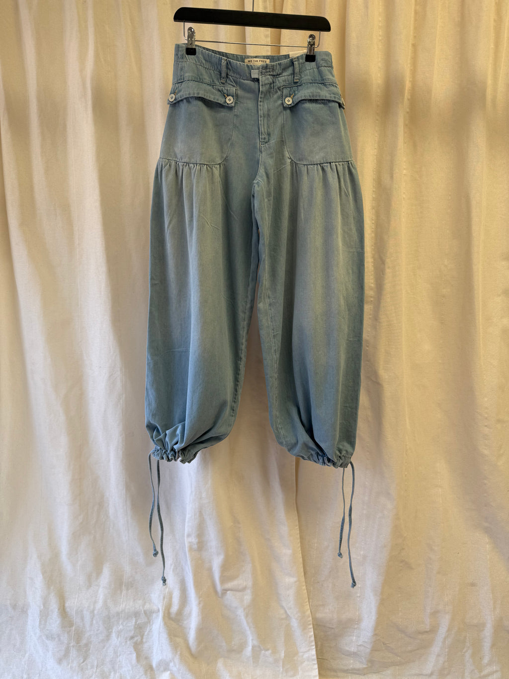 Free People We The Free Lotus Balloon Jeans in Light Blue Wash, Size S