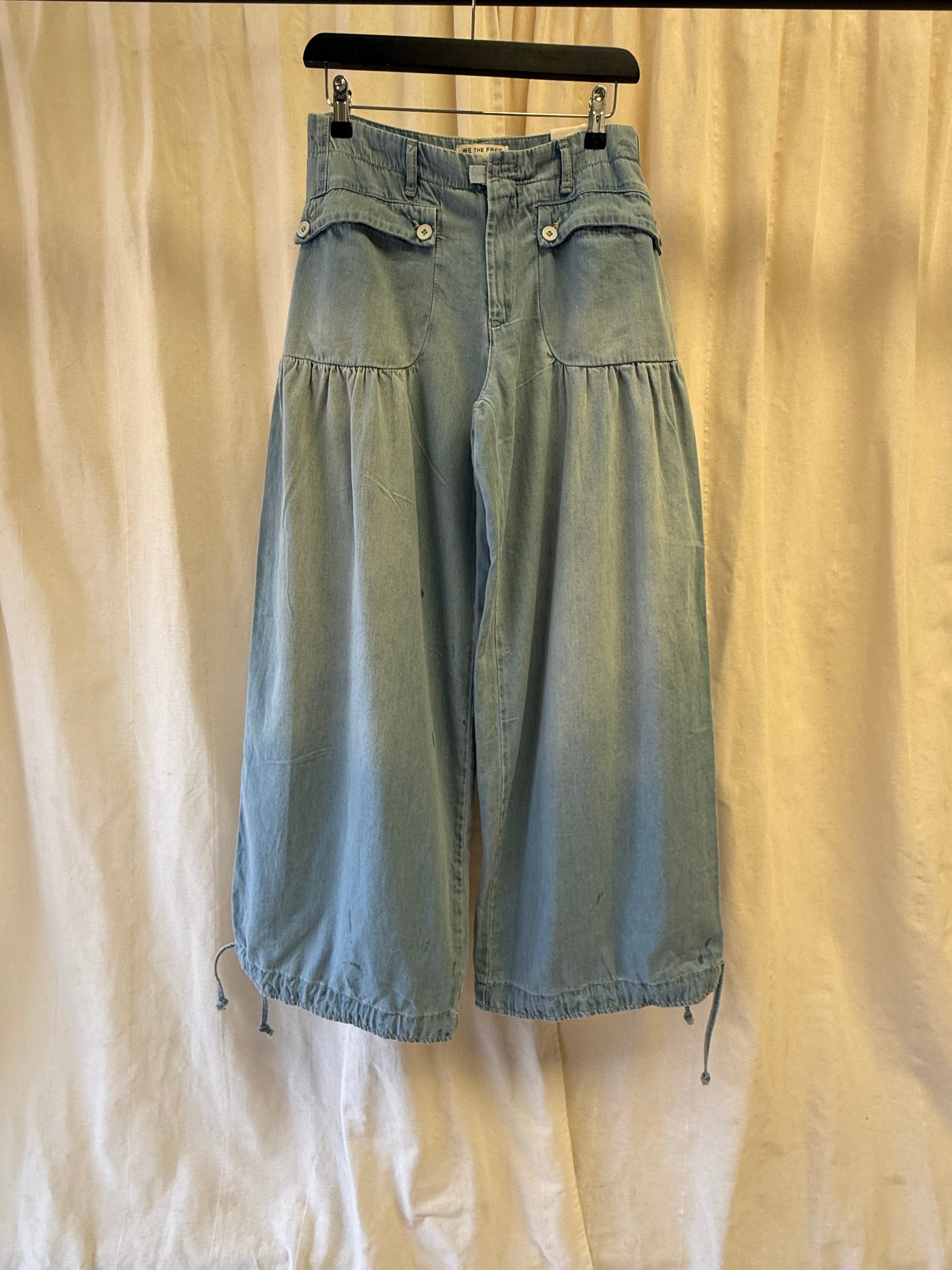 Free People We The Free Lotus Balloon Jeans in Light Blue Wash, Size S
