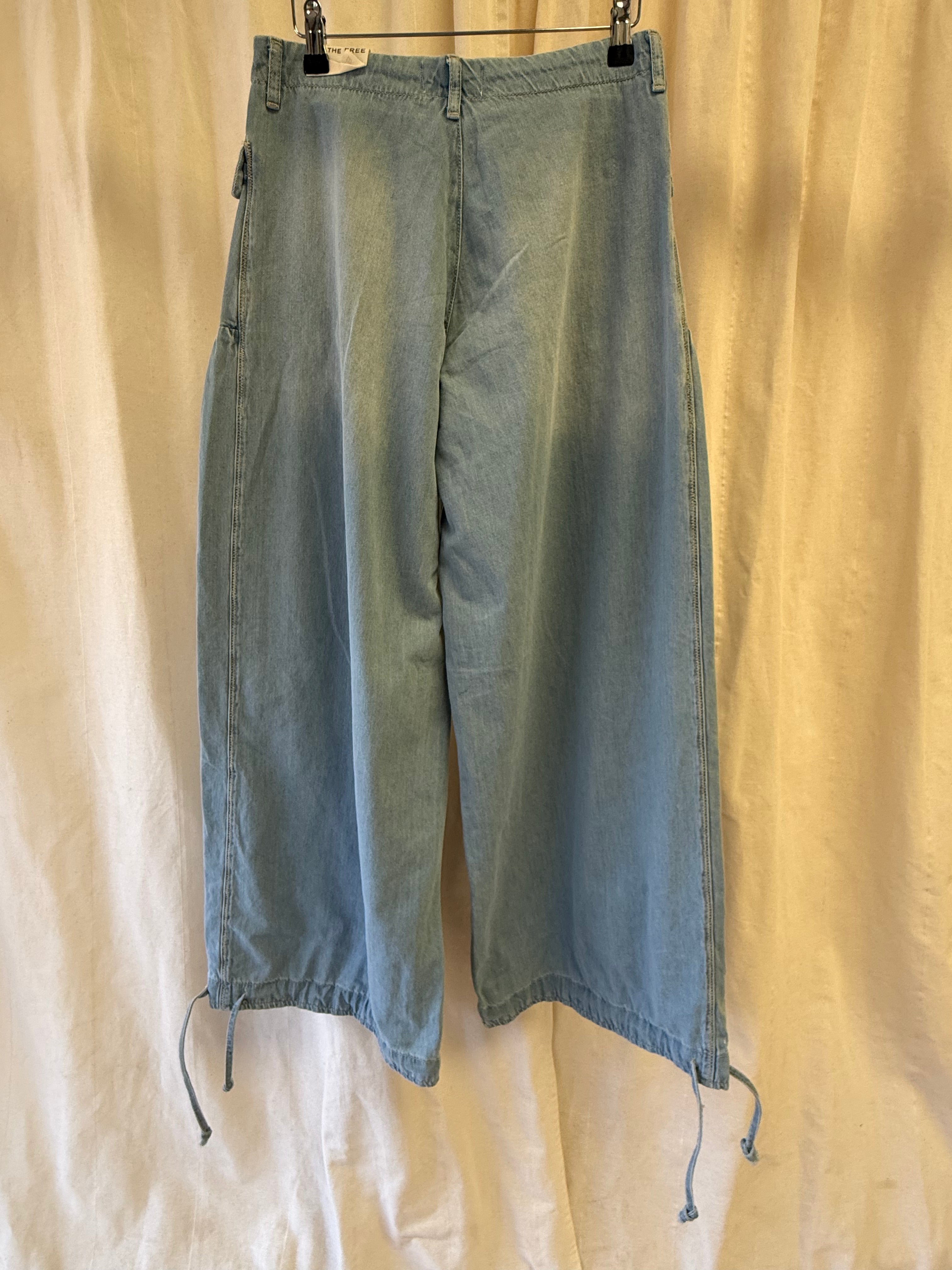 Free People We The Free Lotus Balloon Jeans in Light Blue Wash, Size S
