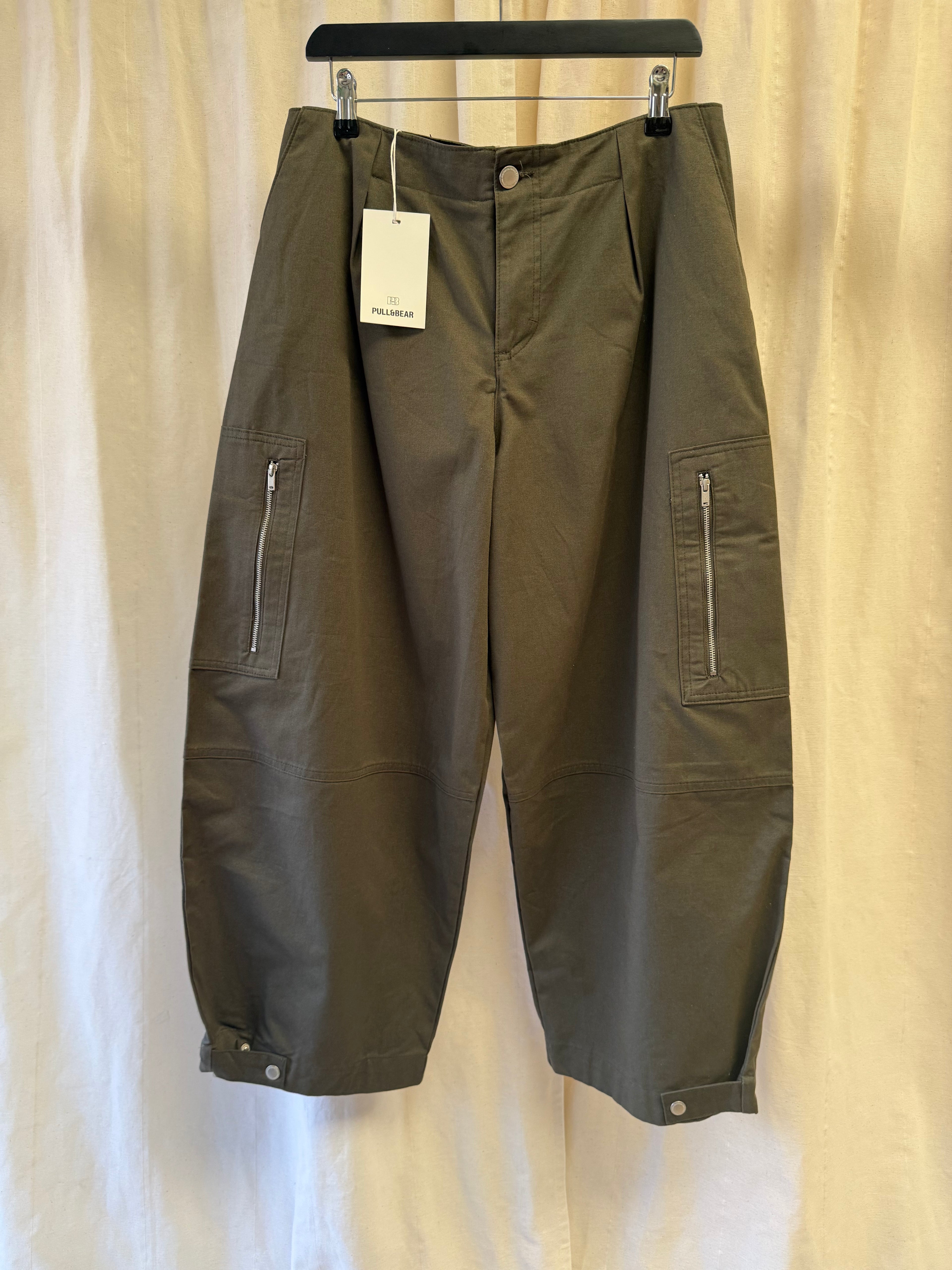 Pull&Bear Pleated Balloon-fit Cargo Trousers in Green, Size M