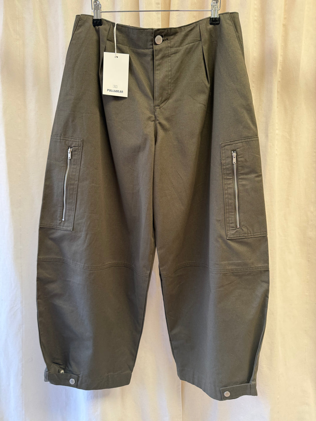 Pull&Bear Pleated Balloon-fit Cargo Trousers in Green, Size M