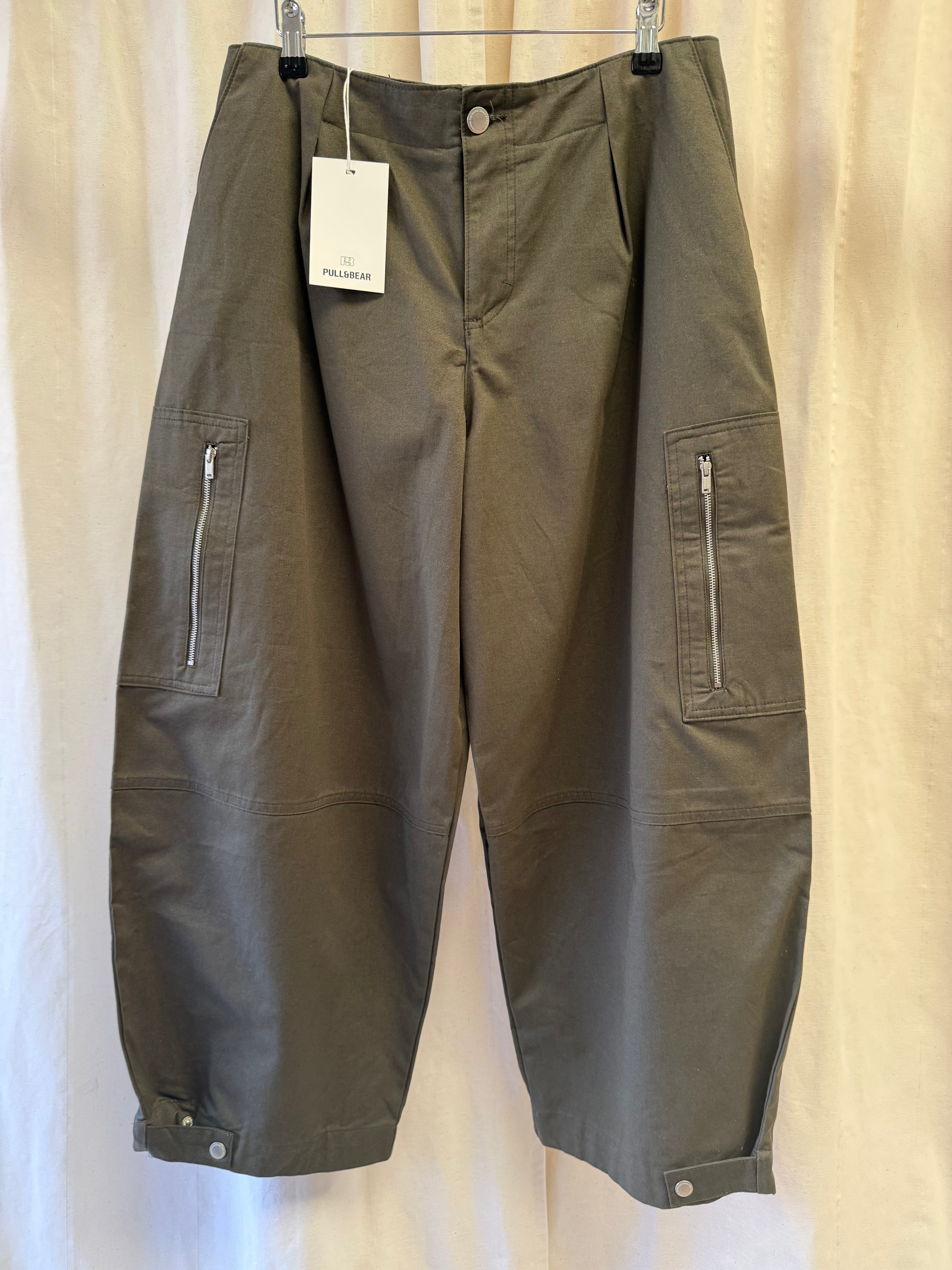Pull&Bear Pleated Balloon-fit Cargo Trousers in Green, Size M