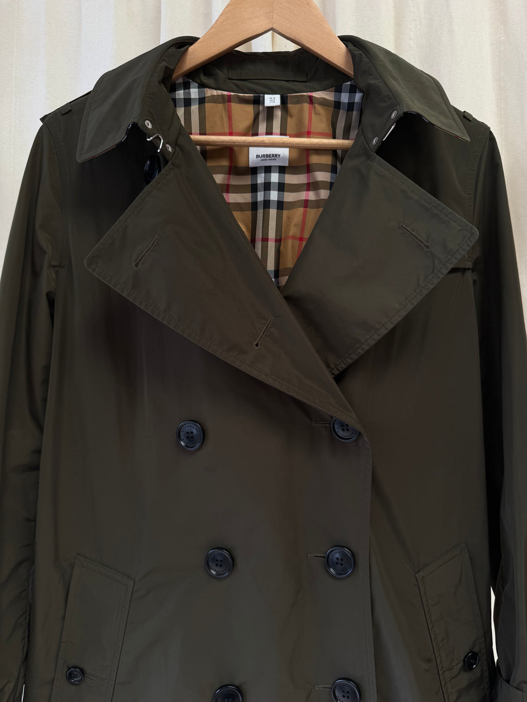 Burberry Short Kensington Trench Coat with Hood in Khaki, Size S