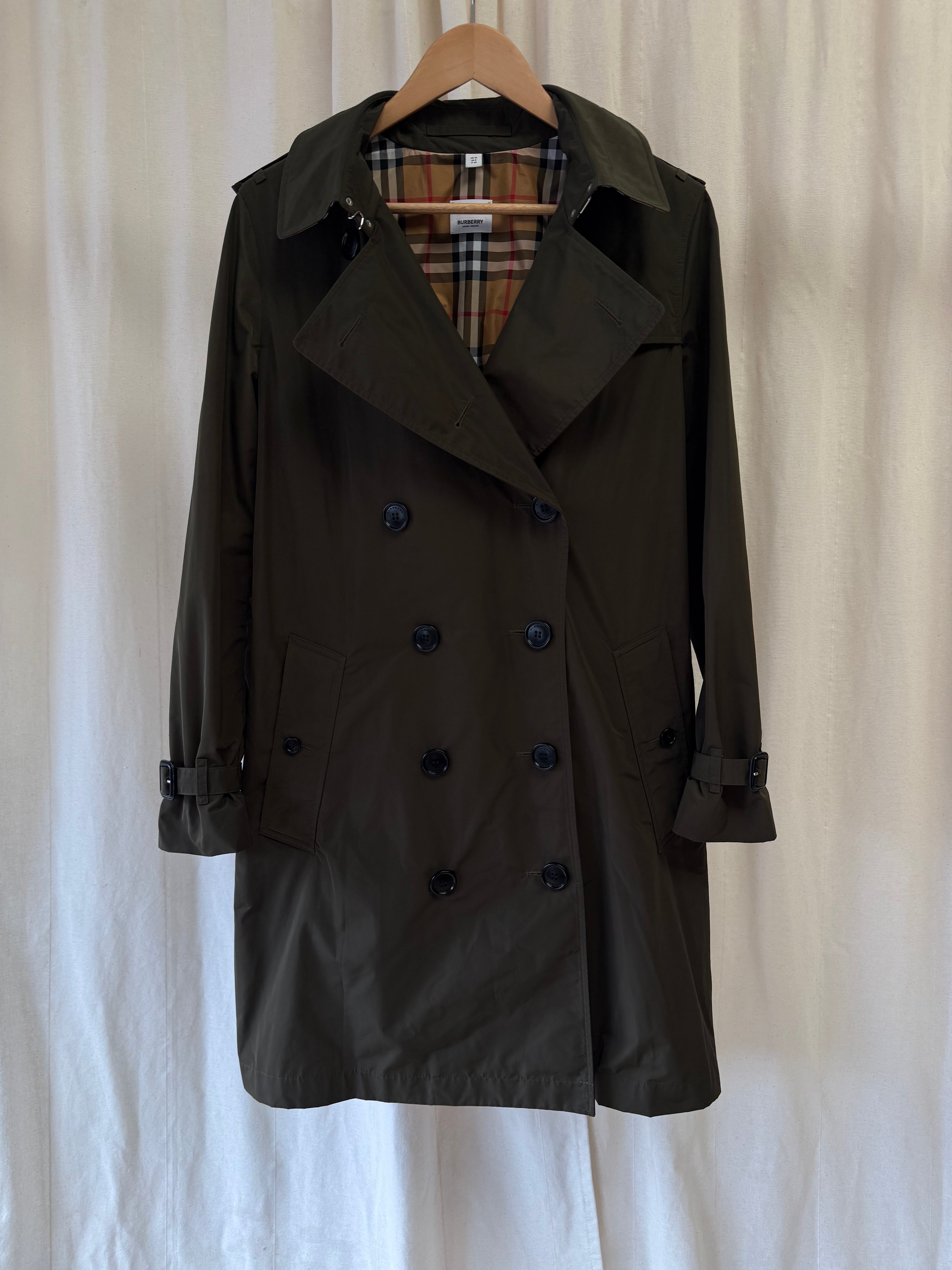 Burberry Short Kensington Trench Coat with Hood in Khaki, Size S
