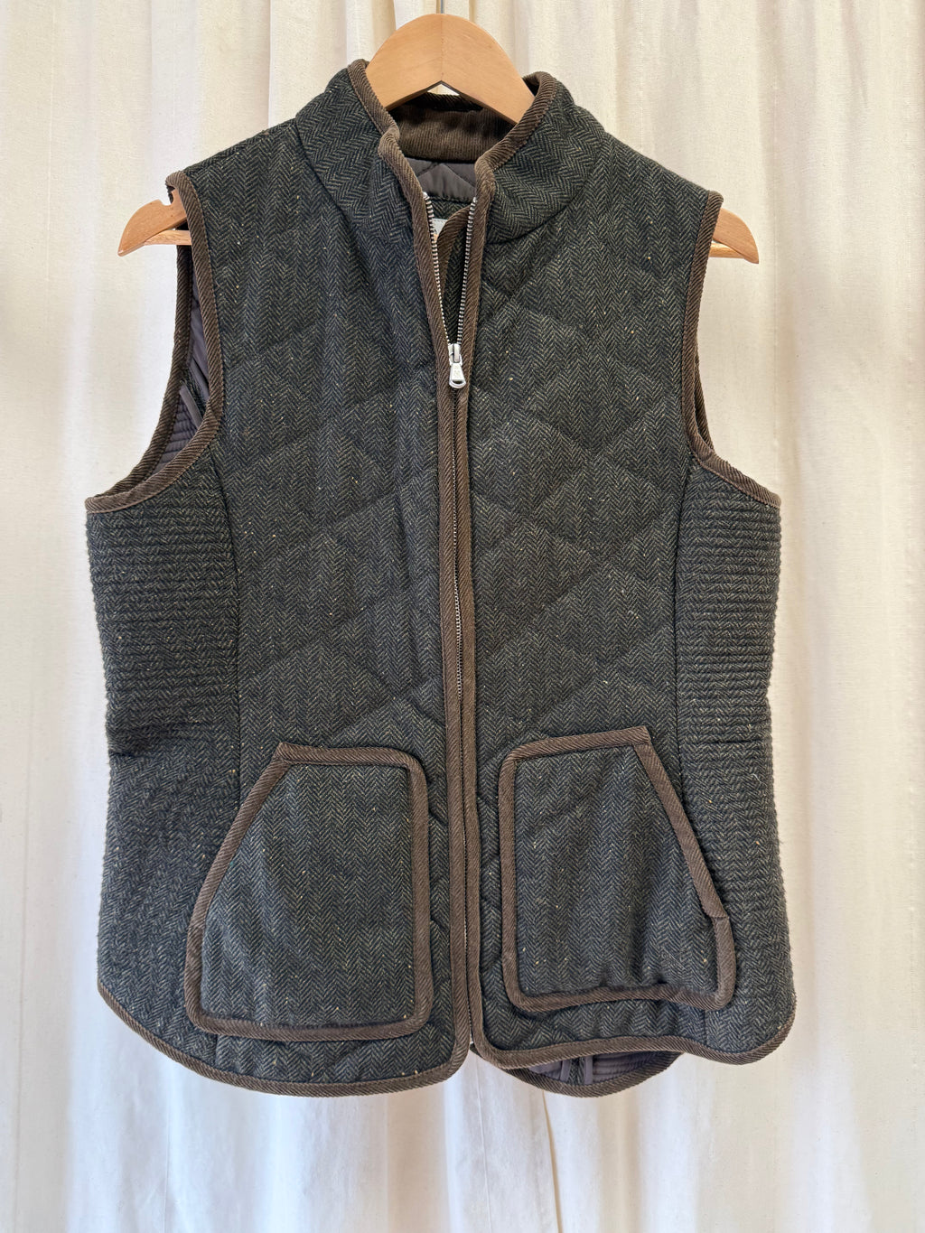 Grew Clothing Quilted Gilet in Khaki, Size M