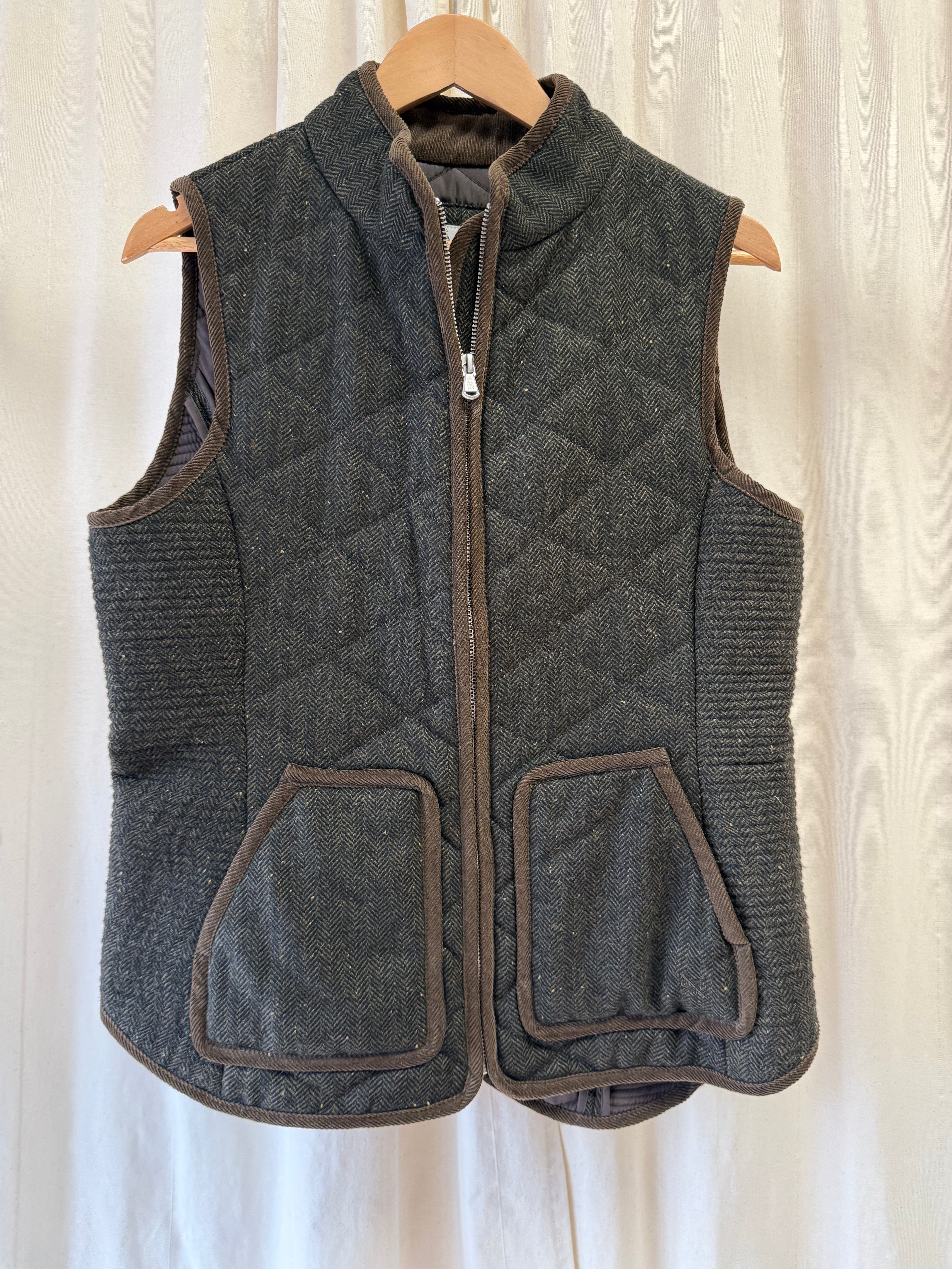 Grew Clothing Quilted Gilet in Khaki, Size M