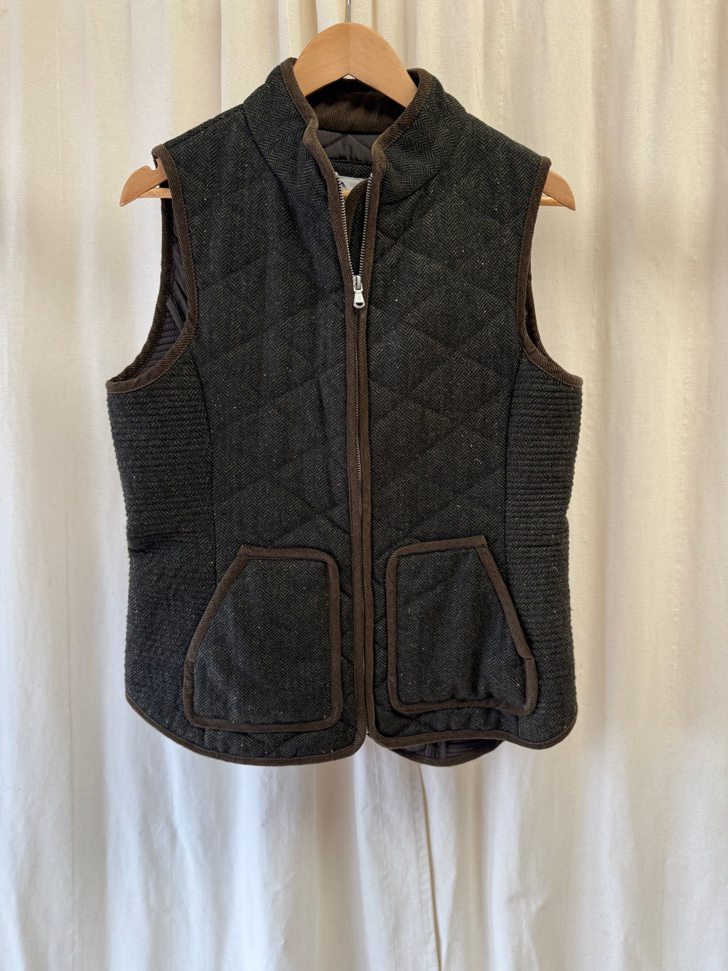 Grew Clothing Quilted Gilet in Khaki, Size M