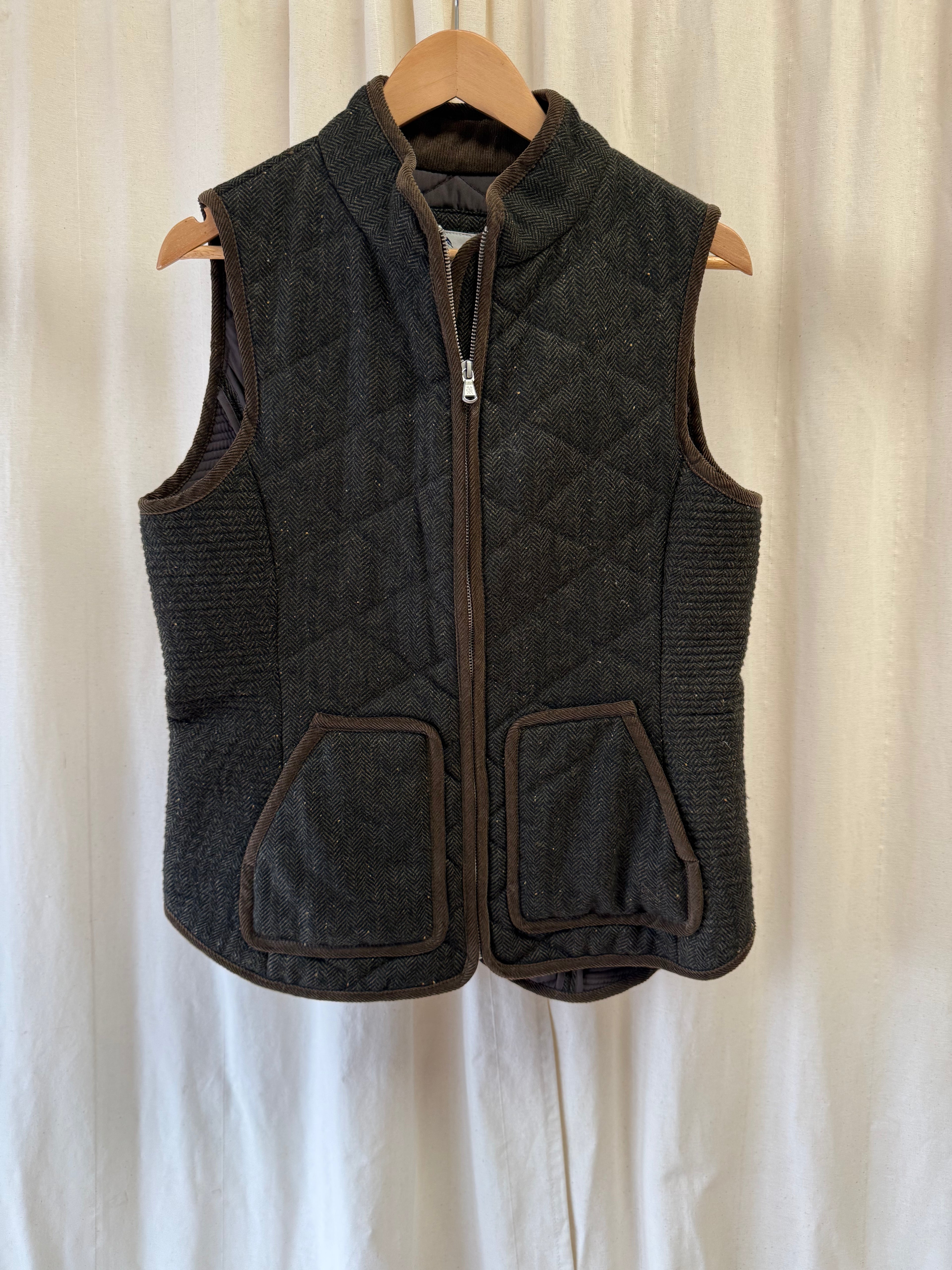 Grew Clothing Quilted Gilet in Khaki, Size M