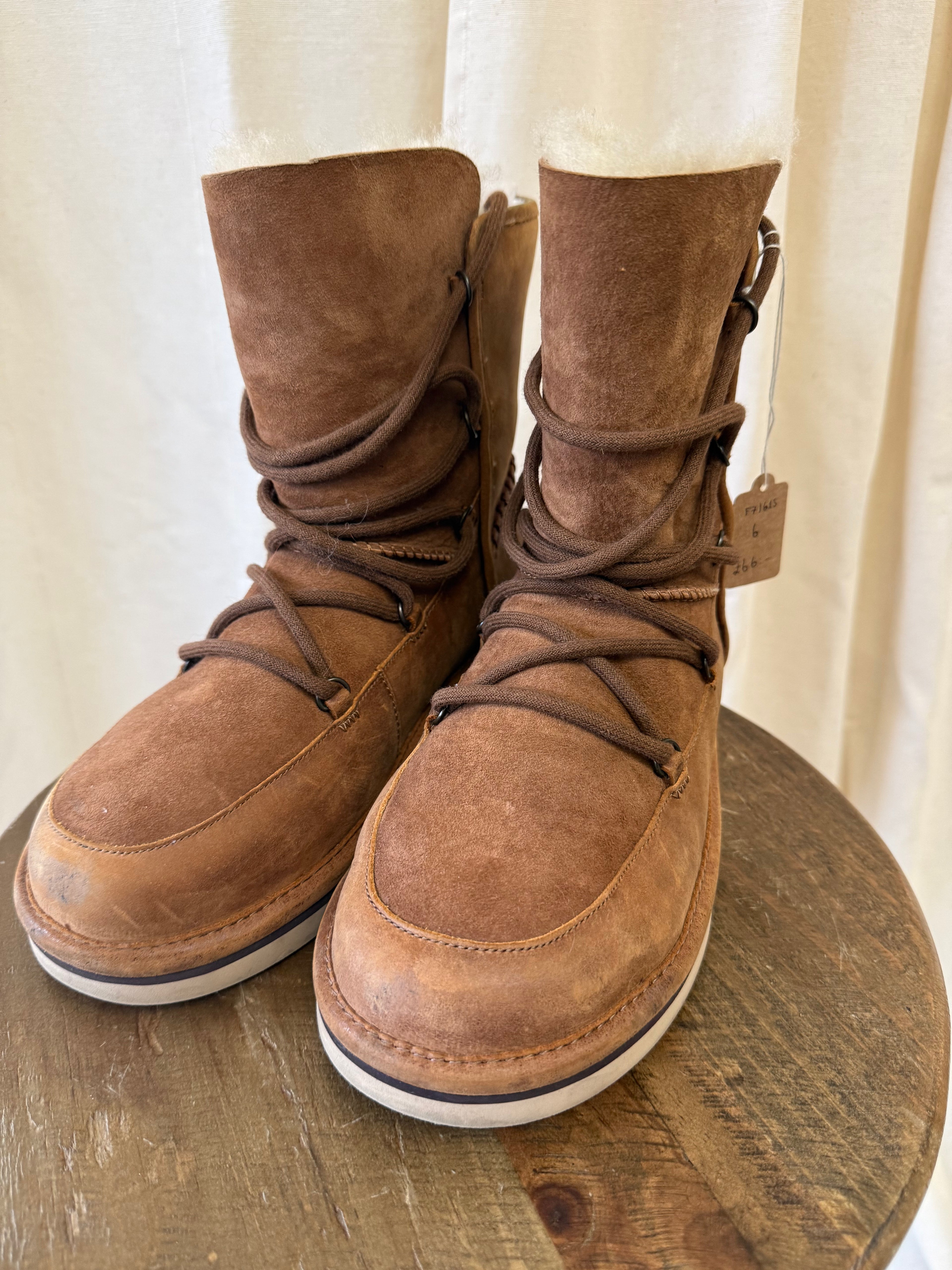 Ugg Australia Lodge in Chesnut, Size 6