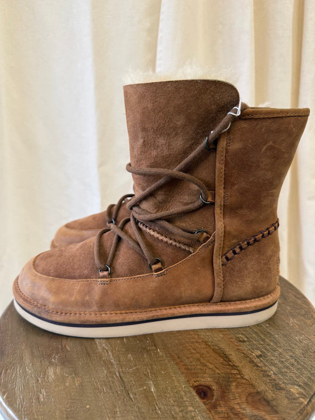 Ugg Australia Lodge in Chesnut, Size 6