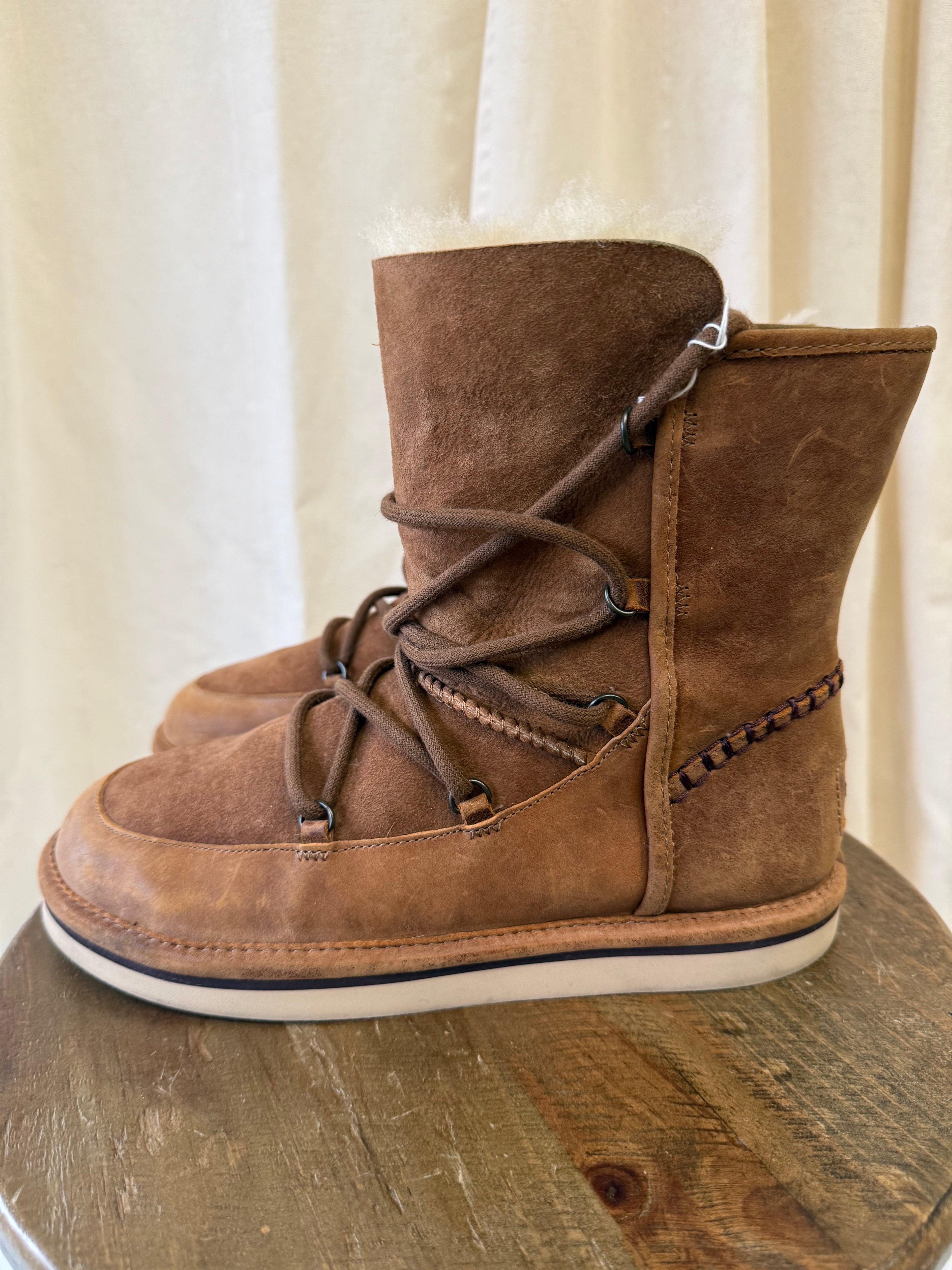 Ugg Australia Lodge in Chesnut, Size 6