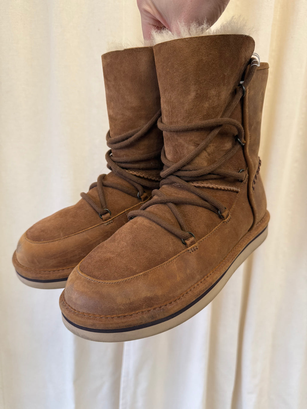 Ugg Australia Lodge in Chesnut, Size 6