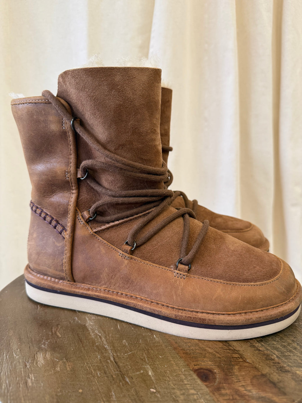 Ugg Australia Lodge in Chesnut, Size 6