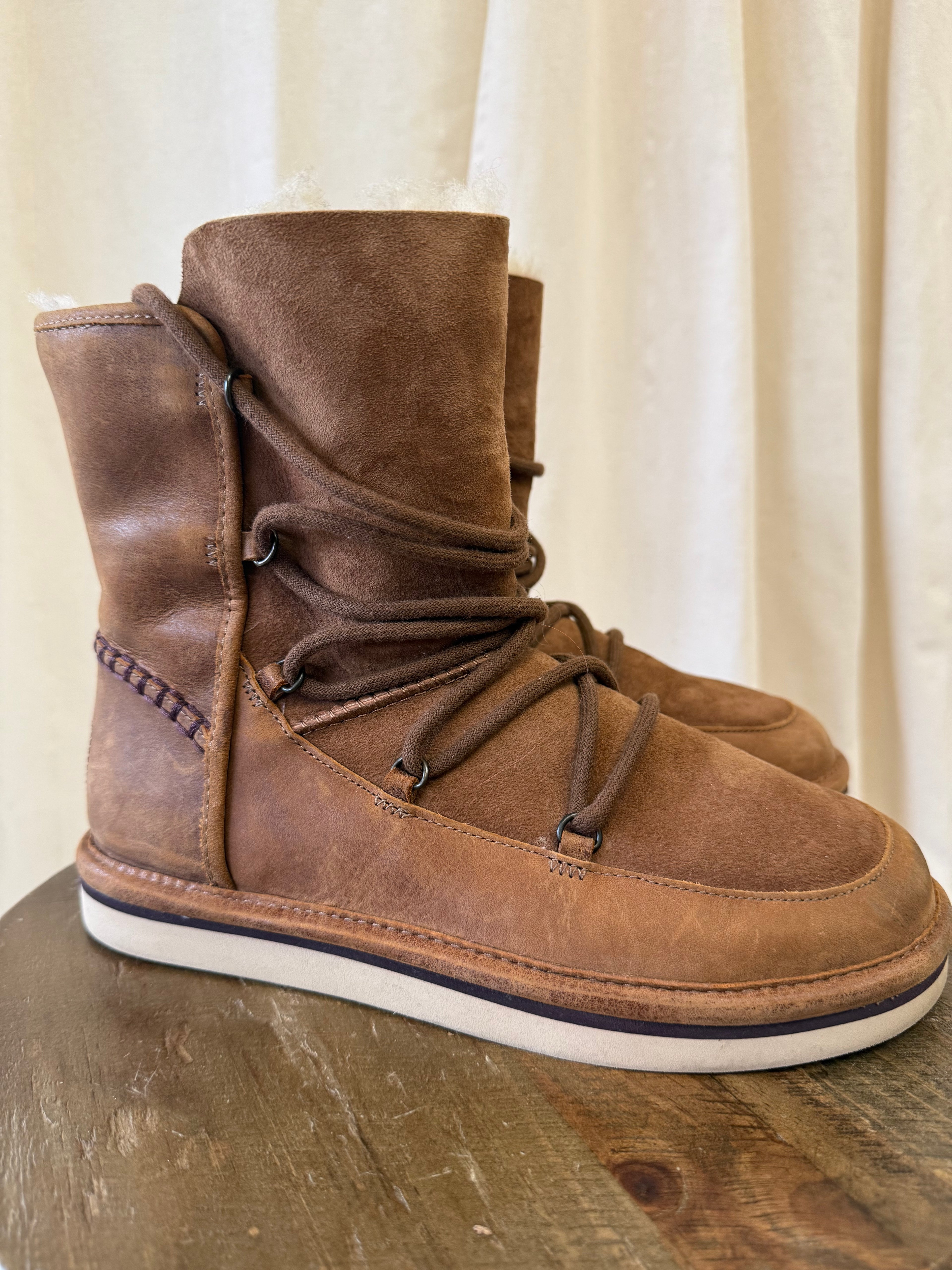 Ugg Australia Lodge in Chesnut, Size 6