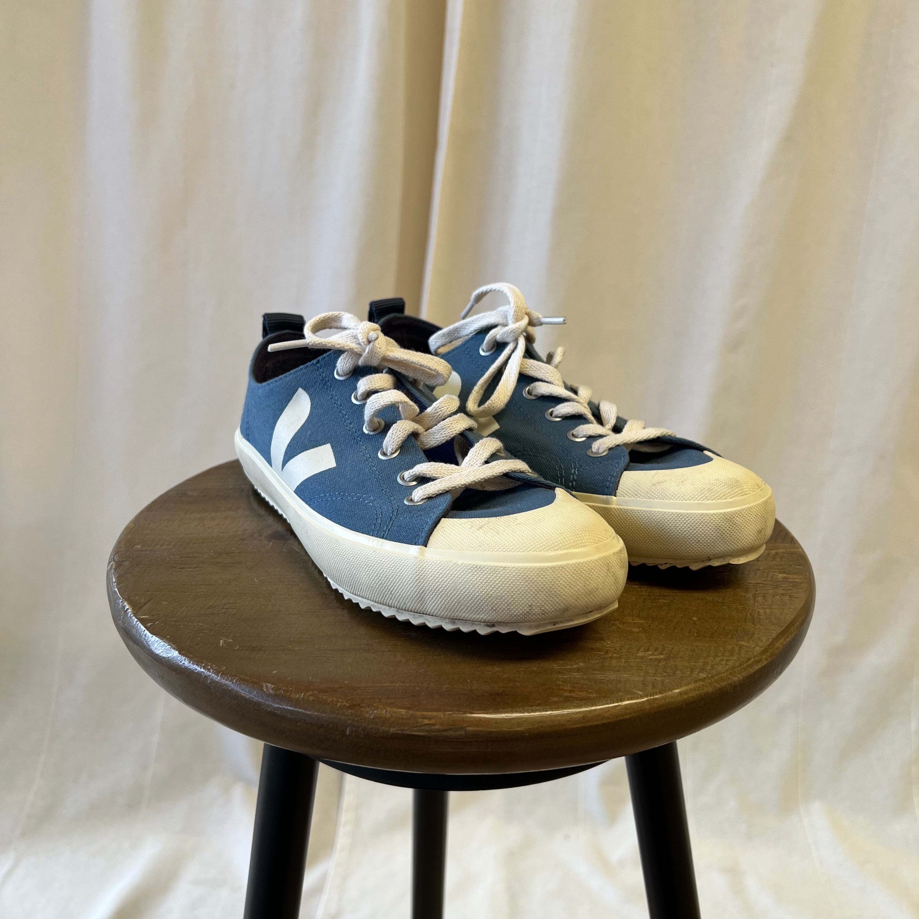 Veja trainers in blue