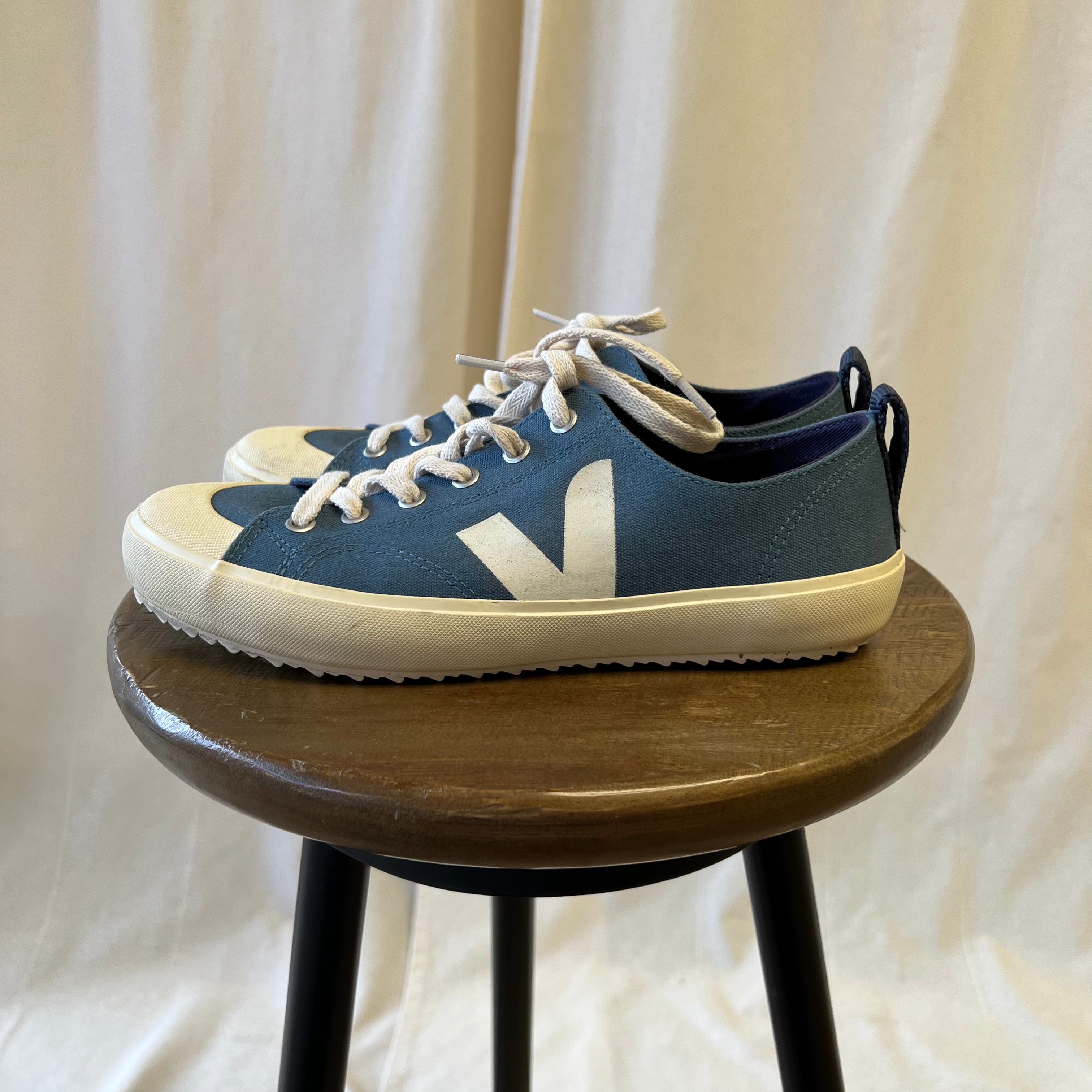 Veja trainers in blue